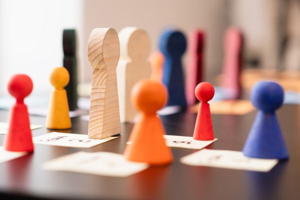 Detailaufnahme von bunten Strategie Spielfiguren und Karten
