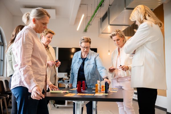 Das Team Kless+ steht vor einem Strategiespiel