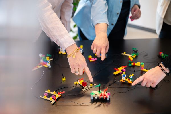 Detailaufnahme von Strategie Spielfiguren