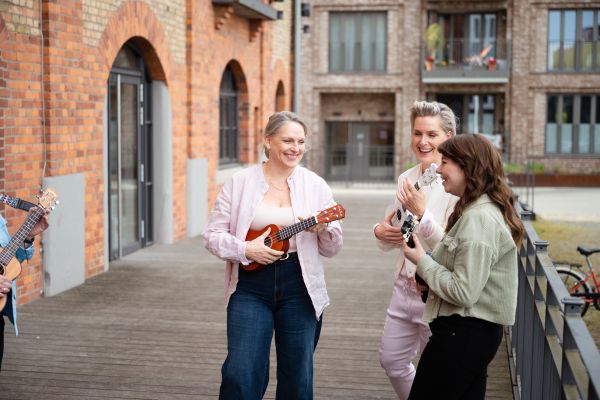 Das Team von Kless+ musiziert gemeinsam