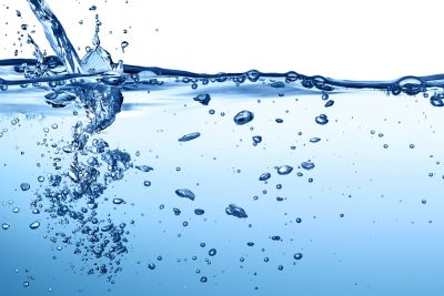 Blaues Wasser zieht Kreise