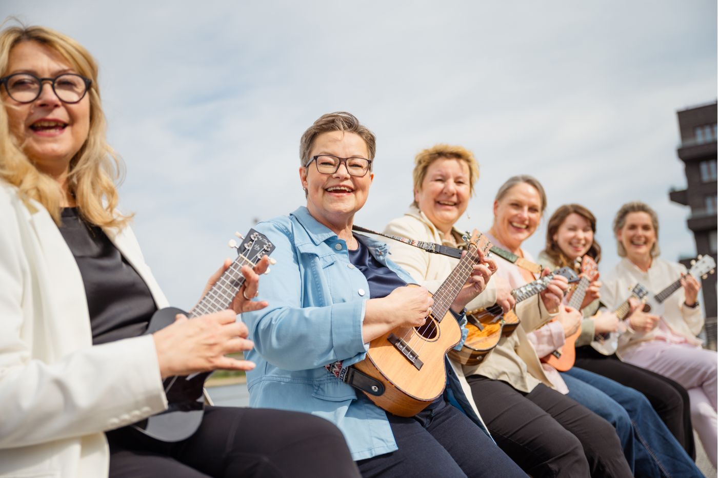 Das Team von Kless+ beim musizieren mit Instrumenten