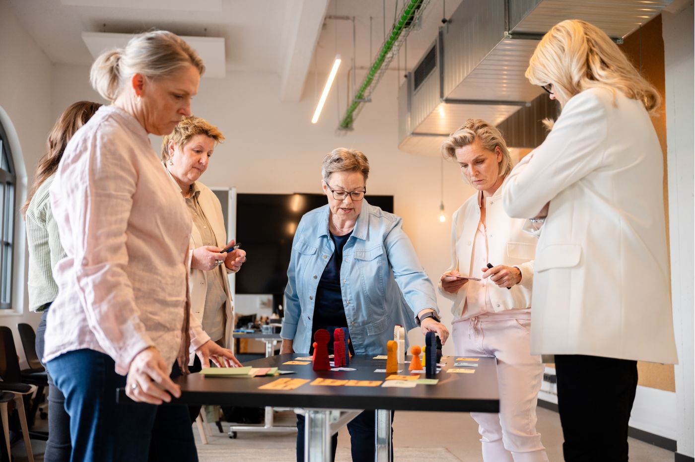 Kless+: Team Besprechung am Tisch