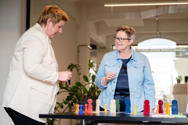 Das Team arbeitet mit einem Strategiespiel